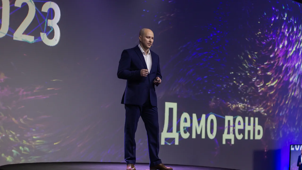Роман Кузьмин выступает на сцене «Демо дня» 2023 года
